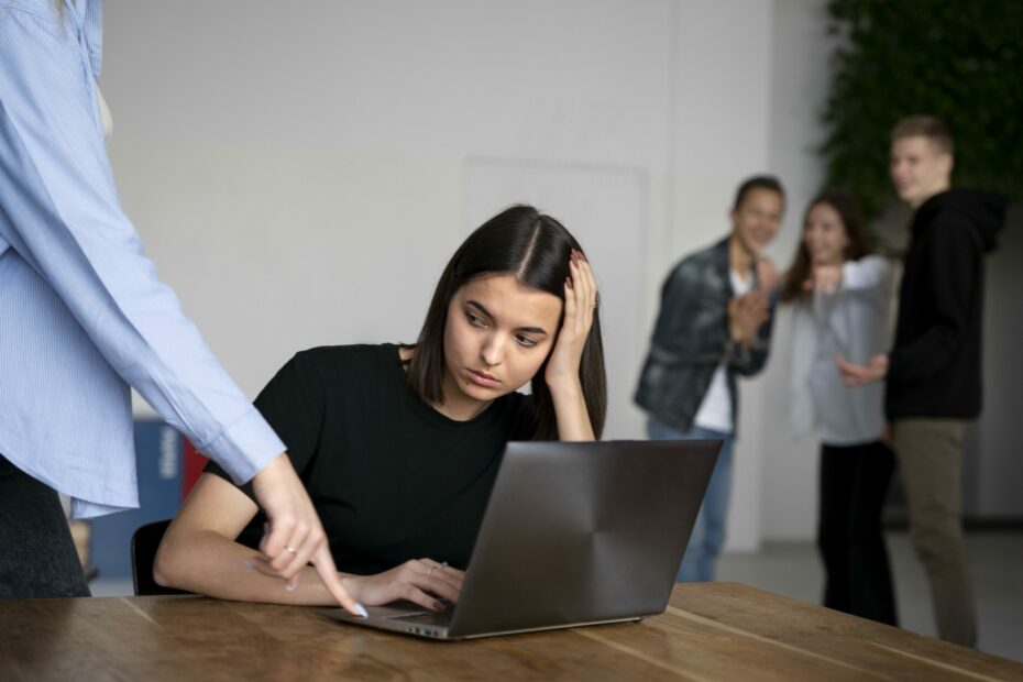 formation vhss obligatoire. Une femme se fait pointer du doigt par son manager.