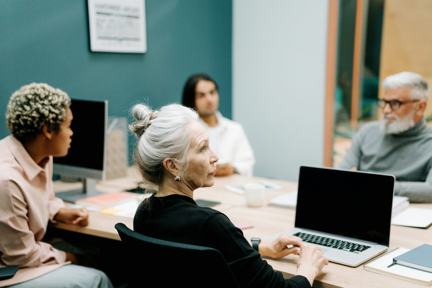 Formation discrimination 4 personnes travaillent autour d'un bureau.