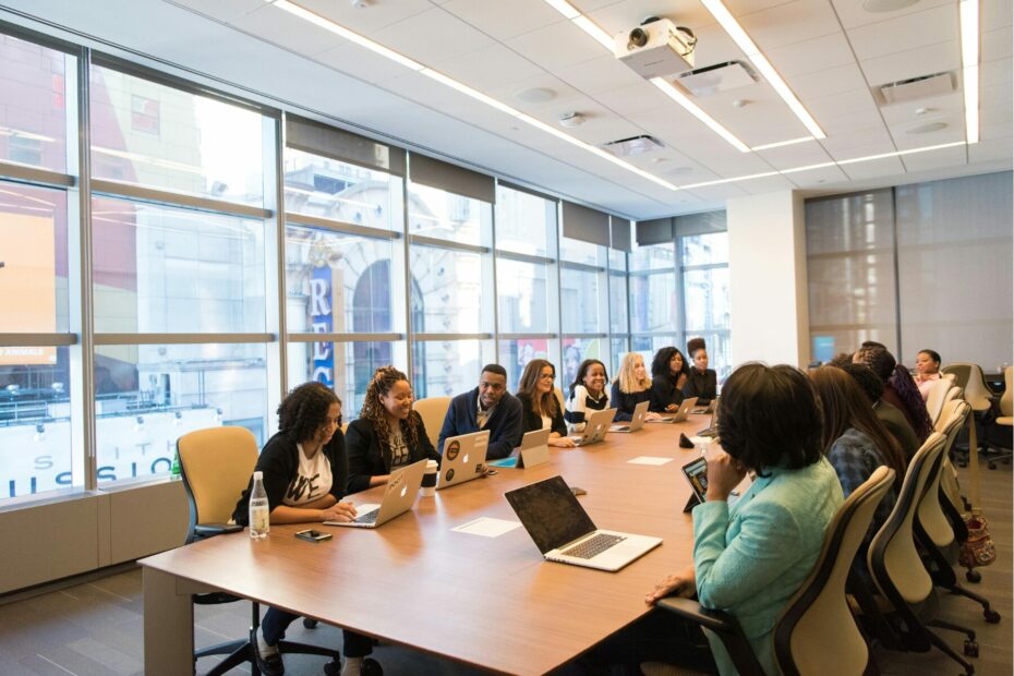 Formation égalité homme femme de nombreuses personnes sont assises autour d'un table et travaillent.