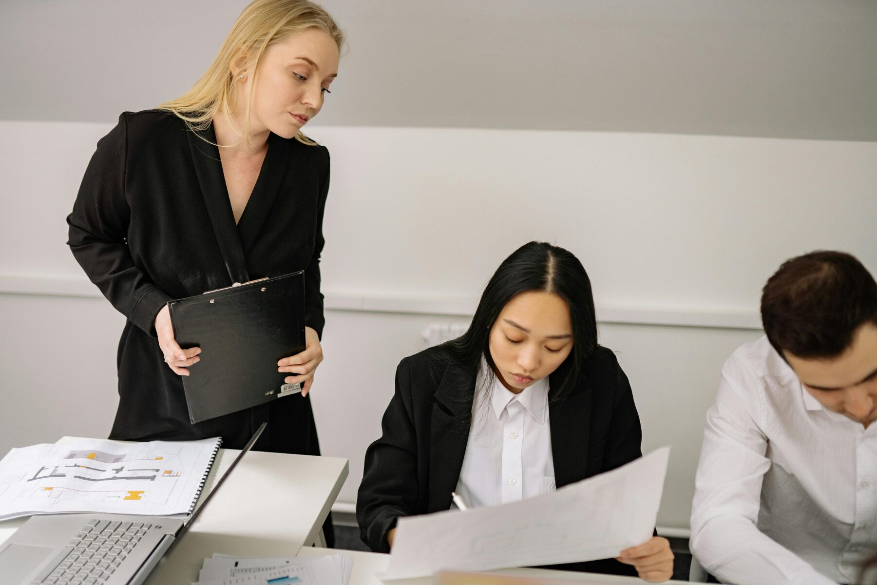 Formation référent harcèlement. 3 personnes en train de travailler.