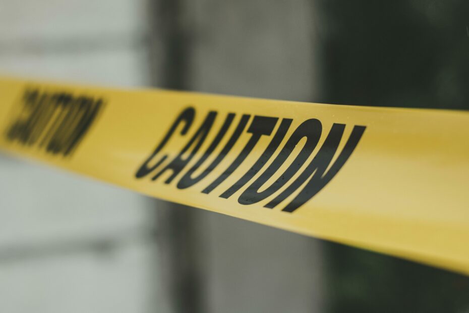 Violentomètre pour homme - image d'une banderole jaune avec écrit "caution", l'idée est de visibiliser la mesure d'un danger