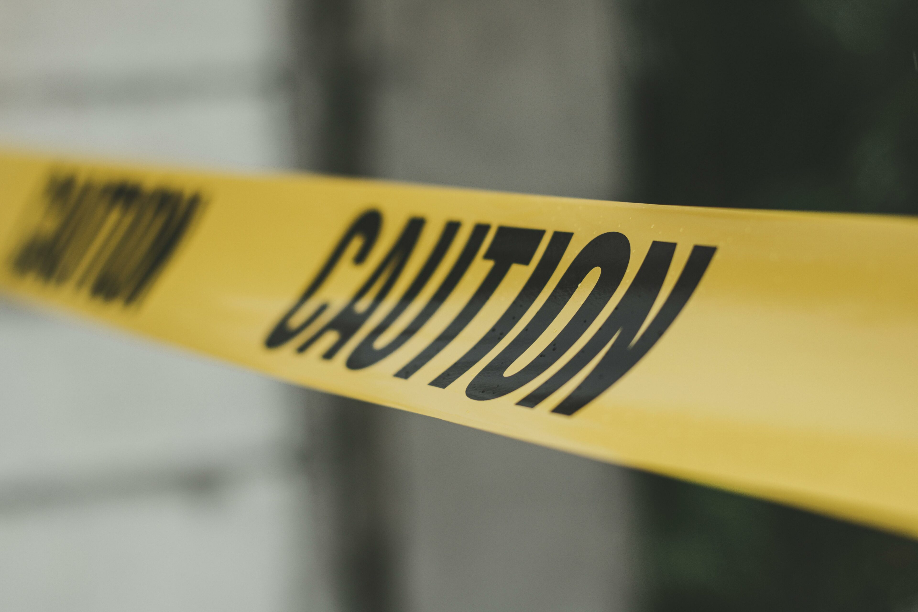 Violentomètre pour homme - image d'une banderole jaune avec écrit "caution", l'idée est de visibiliser la mesure d'un danger