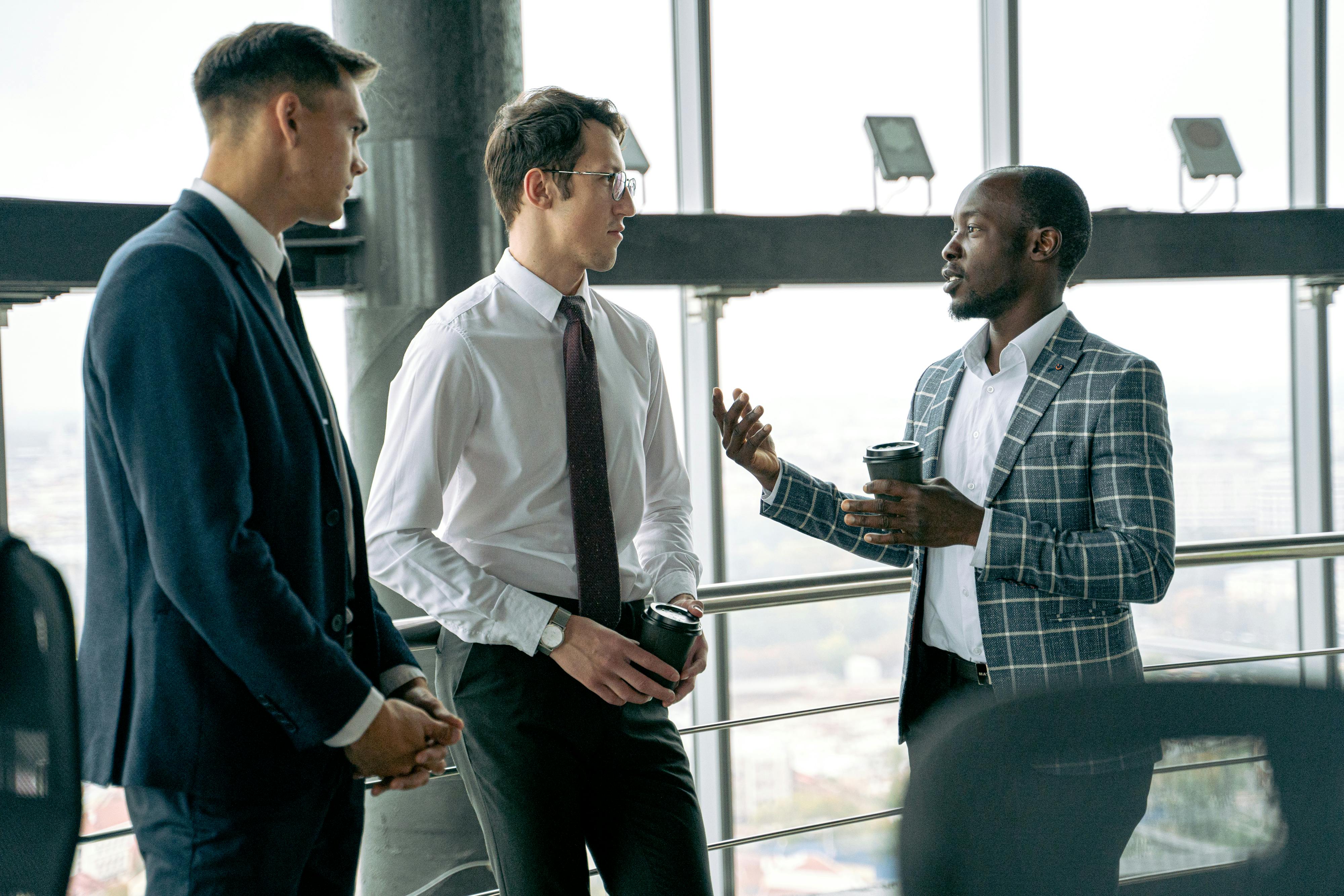 sexisme homme - un groupe d'homme réfléchit et discute