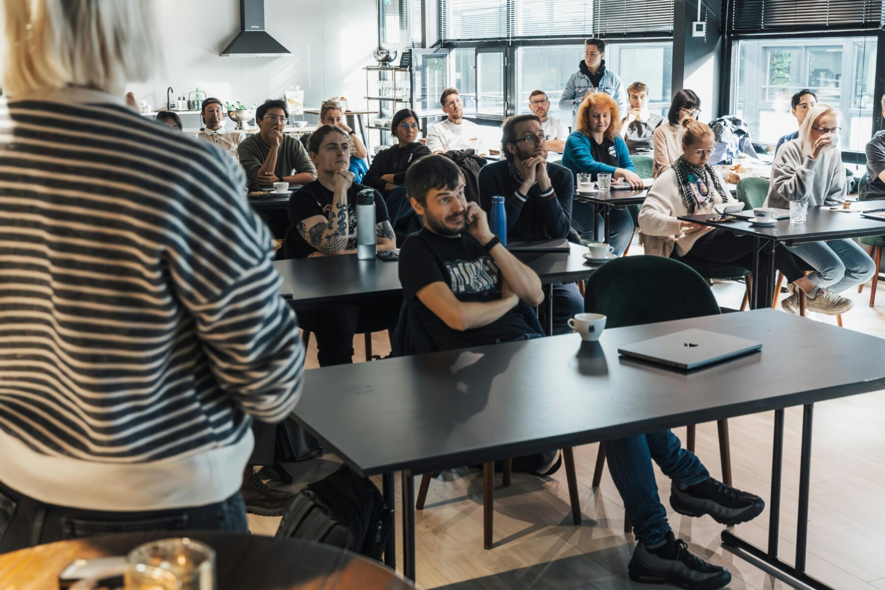 une équipe de salariés assite à une formation vss obligatoire