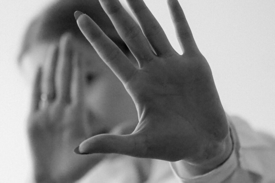 Une femme met ses mains tendues devant elle en protection - image en noir et blanc représentant la méthode des 5D