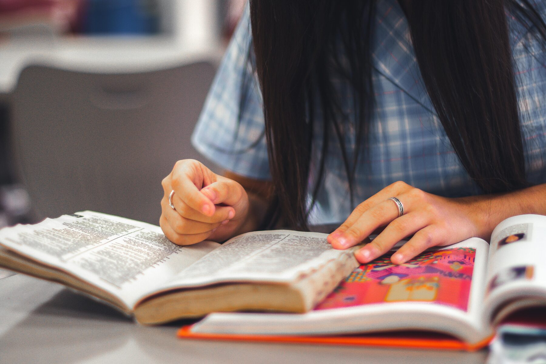 VHSS définition&nbsp;: une personne lit un dictionnaire, on ne voit pas son visage